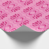 Elegantes Rosa über geometrisches Scrolldesign Geschenkpapier (Ecke)