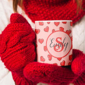 Elegantes rosa und rotes Herzmuster mit Monogramm Kaffeetasse
