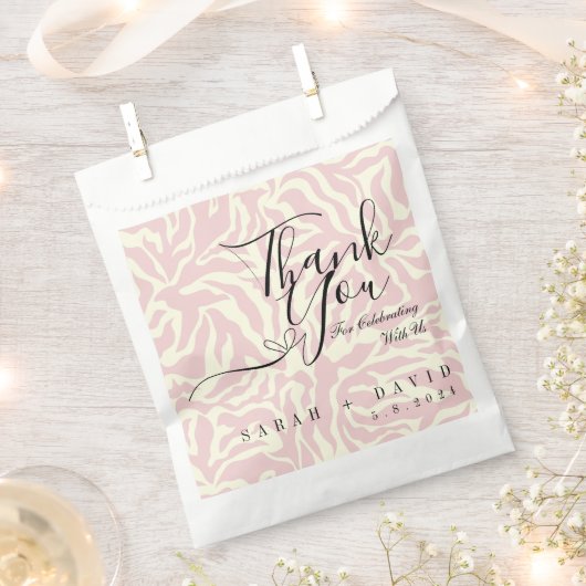 Elegantes Rosa und Weiß Zebra Muster Hochzeit Geschenktütchen (Ausgeschnitten)