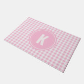 Elegantes rosa-weißes Gingham-Muster-Monogramm Fußmatte (Schrägansicht)
