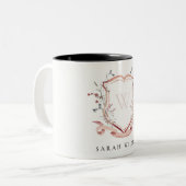Elegantes rosa Wildblume Wasserfarben Wappen Monog Zweifarbige Tasse (Vorderseite Links)