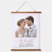 Elegantes, rosafarbenes Brautparty Wandteppich Mit Holzrahmen (Vorderseite)