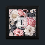 Elegantes rosafarbenes Monogramm Erinnerungskiste<br><div class="desc">Eine elegante Geschenkboxen in Rosa und Grau. Personalisieren Sie es mit Ihrem Monogramm Initial. Macht ein lustiges Geschenk für einen Geburtstag,  Valentinstag oder ein Brautparty. Entworfen für Sie von BlackBerry Boulevard.</div>