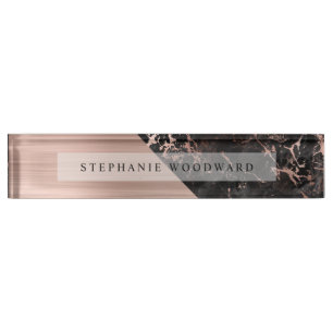 Elegantes Roségold mit gebürstetem Metall und schw Namensplakette