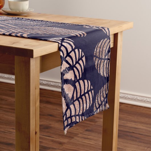 Elegantes Rosen-Goldblumenzeichnungen auf Kurzer Tischläufer (Beispiel)