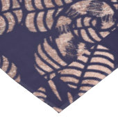 Elegantes Rosen-Goldblumenzeichnungen auf Tischdecke (Schrägansicht)