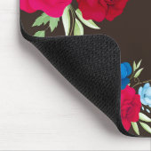 Elegantes rot-blaues Blumenmuster auf dunklem Brau Mousepad (Ecke)