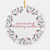 Elegantes Rot & Grün Holly Wreath Weihnachten Keramik Ornament (Hinten)