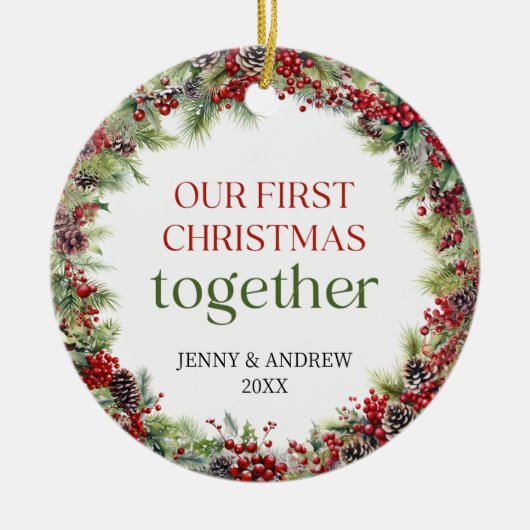 Elegantes Rot und Grün Unsere ersten Weihnachten Keramik Ornament (Vorne)