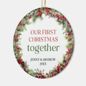 Elegantes Rot und Grün Unsere ersten Weihnachten Keramik Ornament (Links)