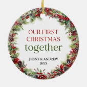 Elegantes Rot und Grün Unsere ersten Weihnachten Keramik Ornament (Hinten)