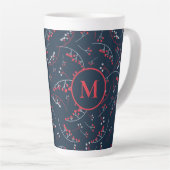 Elegantes rotes Beerenmuster mit Monogramm Milchtasse (Rechte Ecke)