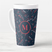 Elegantes rotes Beerenmuster mit Monogramm Milchtasse (Linke Ecke)