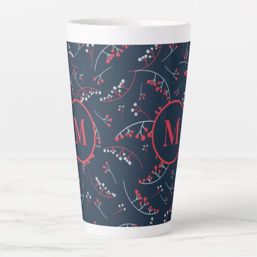 Elegantes rotes Beerenmuster mit Monogramm Milchtasse (Vorderseite)