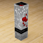 Elegantes Rotes Herz - Weingeschenkbox Wein-Geschenkverpackung<br><div class="desc">Elegante Hochzeitsdesign-Illustration: 2 rote Herzen mit goldenen Wirbel und Ornamenten auf rotem Hintergrund.</div>