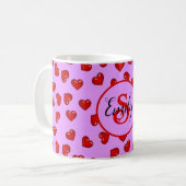 Elegantes rotes Herzmuster auf lila Monogramm Kaffeetasse (Vorderseite Links)