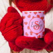 Elegantes rotes Herzmuster auf lila Monogramm Kaffeetasse