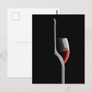 Elegantes rotes Weinglas und Flasche. Schwarzer Hi Postkarte