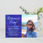 Elegantes Royal Blue Foto Retirement Party Einladung (Stehend Vorderseite)