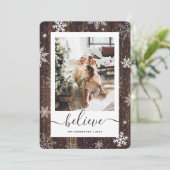 Elegantes Rustikales Holz Foto Schneeflocke Feiertagskarte (Stehend Vorderseite)