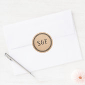 Elegantes rustikales Kraft-Monogramm-Umschlag-Sieg Runder Aufkleber (Umschlag)