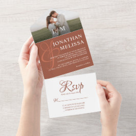 Elegantes rustikales Terracotta Foto Monogram Wedd All In One Einladung
