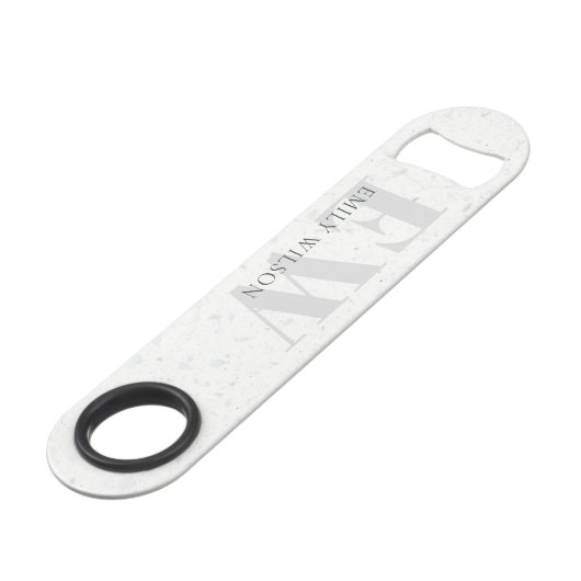 Elegantes rustikales Terrazzo Stone Gray Name Mono Speed Flaschenöffner (Vorderseite Schrägansicht)