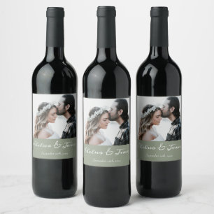 Elegantes Sage & White Calligraphy Foto Hochzeit Weinetikett