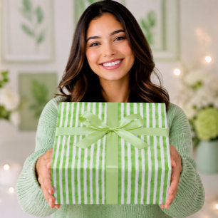Elegantes Salbeigrün Wasserfarben Streifen Geschenkpapier