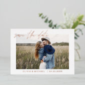 Elegantes Save the Date Foto Minimalistische Rose Folieneinladung (Stehend vorne)