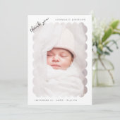 Elegantes Scallopiertes Foto Custom Baby Shower Dankeskarte (Stehend Vorderseite)
