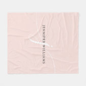 Elegantes Schlicht Blush Pink White Script Monogra Fleecedecke (Vorderseite (Horizontal))