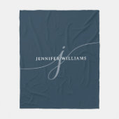 Elegantes Schlichtes Dusty Navy Blue Script Monogr Fleecedecke (Vorderseite)