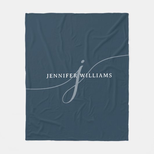 Elegantes Schlichtes Dusty Navy Blue Script Monogr Fleecedecke (Vorderseite)