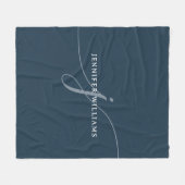 Elegantes Schlichtes Dusty Navy Blue Script Monogr Fleecedecke (Vorderseite (Horizontal))