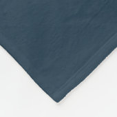 Elegantes Schlichtes Dusty Navy Blue Script Monogr Fleecedecke (Ecke)