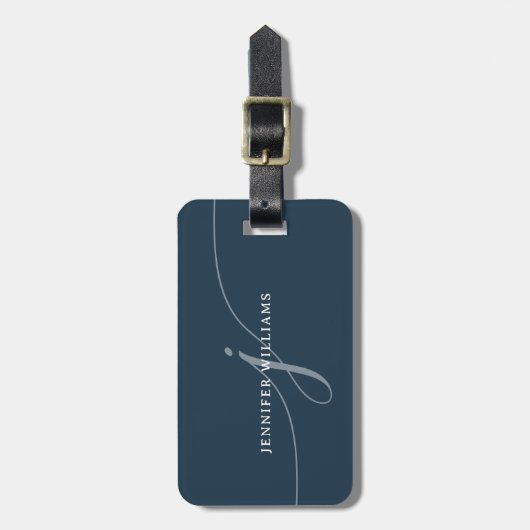 Elegantes Schlichtes Dusty Navy Blue Script Monogr Gepäckanhänger (Vorderseite vertikal)
