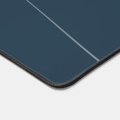 Elegantes Schlichtes Dusty Navy Blue Script Monogr Schreibtischunterlage (Ecke)