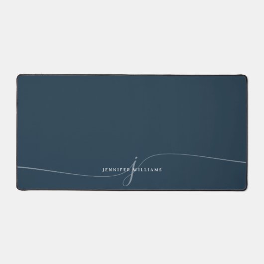 Elegantes Schlichtes Dusty Navy Blue Script Monogr Schreibtischunterlage (Vorderseite)