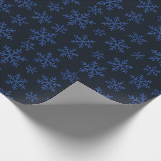 Elegantes Schneeflocken Winter Dark Blue Nahtloses Geschenkpapier (Ecke)