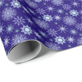 Elegantes Schneeflockenmuster auf tiefblauem Hinte Geschenkpapier (Rolleneckpunkt)