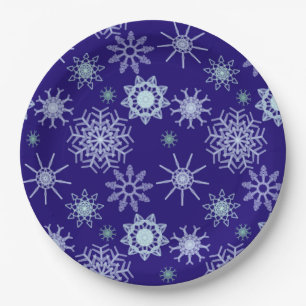 Elegantes Schneeflockenmuster auf tiefblauem Hinte Pappteller