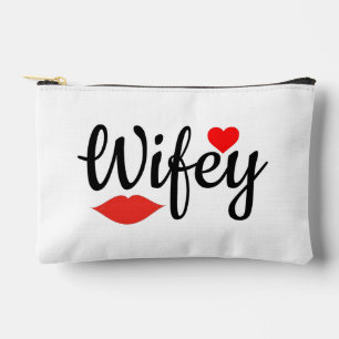 Elegantes Schriftbild 'Wifey' mit roten Lippen & H Zubehörtasche