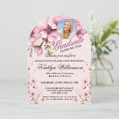 Elegantes Schriftfoto Rosa Abschlussfeier Torbogen Einladung (Stehend Vorderseite)