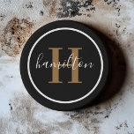 Elegantes Schwarz-Braun-Runde-Monogramm Getränkeuntersetzer<br><div class="desc">Das elegante, runde, personalisierte Getränke-Untersetzer-Design zeichnet sich durch ein klassisches Serif-Monogramm aus, das zunächst in Cognac-braun mit Ihrem Nachnamen in einem modernen, weißen Kalligraphieskript vor einem sauberen, weißen Hintergrund beginnt. Ein einfacher weißer Kreis umrahmt das Design. Das Farbschema kann so angepasst werden, dass es sich perfekt mit Ihrer Wohngestaltung abstimmt....</div>