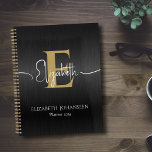 Elegantes Schwarz-Brushed-Metal-Gold-Monogramm-Tag Planer<br><div class="desc">Bleibe stilvoll mit unserem eleganten Black Brushed Metal Gold Monogram Diary Planner! Dieser Planer mit einer ausgeklügelten, schwarz gebürsteten Metallhintergrundstruktur bietet personalisierte Touchs für ein wahrhaft luxuriöses Erlebnis. Personalisieren Sie Ihr Monogramm in fett goldener Typografie in der Mitte, mit Ihrem Namen elegant in weißer Schrift geschrieben Typografie. Fügen Sie unten...</div>