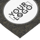Elegantes Schwarz-Gold-Floral-Muster mit Logo Kurzer Tischläufer (Ecke)