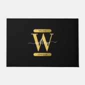 Elegantes Schwarz & Gold Monogram Modernes Skript Fußmatte (Vorderseite)