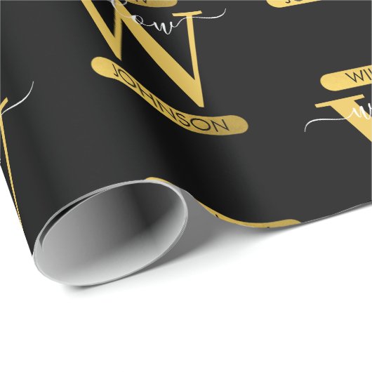 Elegantes Schwarz & Gold Monogram Modernes Skript Geschenkpapier (Rolleneckpunkt)