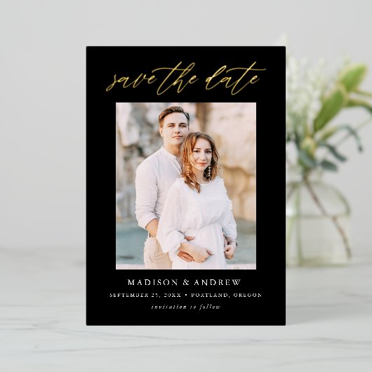 Elegantes Schwarz-Gold-Script-Foto Save the Date Folieneinladung (Stehend vorne)